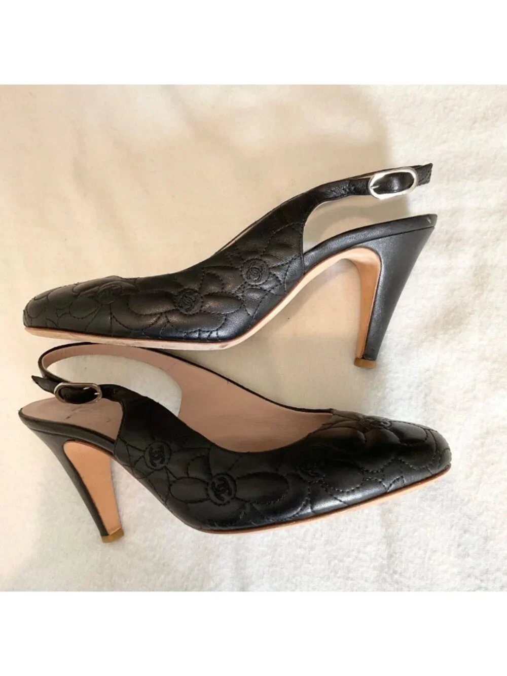 Chanel black Camellia logo cc quilted leather pump heels sz37 US6.5 narrow